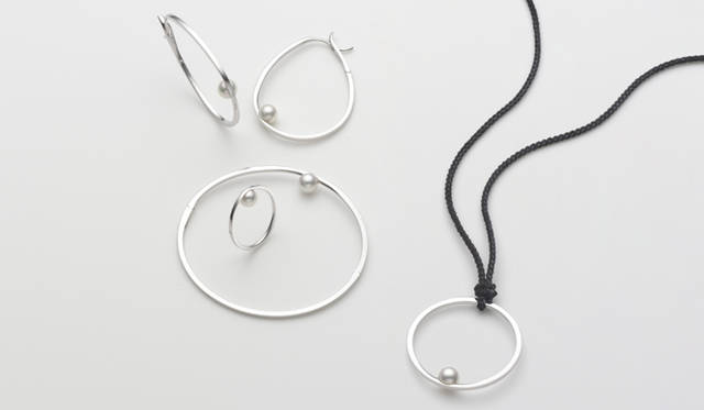 <strong>TASAKI｜タサキ</strong>　「ORBITA（オルビータ）」<br />リング（あこや真珠、WG）　4万9350円／ピアス（あこや真珠、WG）　5万3550円／ペンダント（あこや真珠、WG）　22万500円