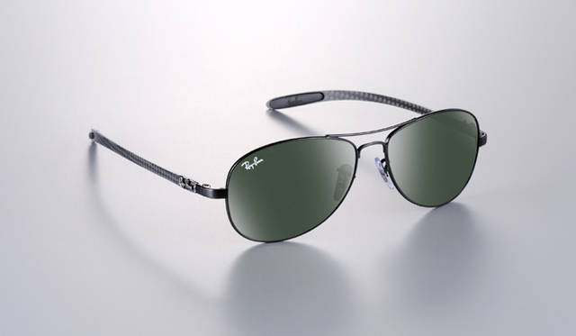 Ray-Ban TECH Carbon Fibre Collection│RB 8301　2万9400円<br>このモデルは、レイバンの代表的なドロップ型のアビエータースタイルを再解釈。カーボンファイバーのテンプルは、ダブルブリッジのメタルフロントの大胆なスタイルと組み合わされ、ダイナミックで確固とした個性を打ち出している