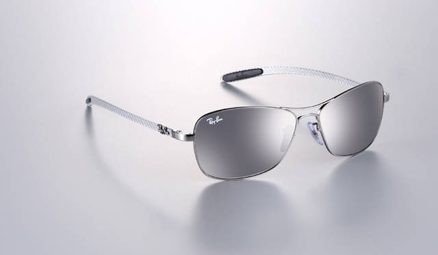 Ray-Ban TECH Carbon Fibre Collection│RB 8302　2万9400円<br>このモデルは、メタルフレーム、ダブルブリッジ、独特なスクエアレンズが特徴。クラシックなカーボンファイバーのサングラスは、どんな顔型にも美しくフィットし、男女ともに使いこなせる