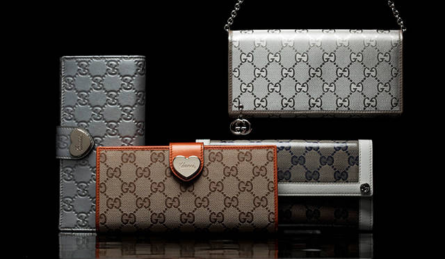 <b>GUCCI｜グッチ</b>  右上から時計まわりに：「GGインプリメ」チェーンウォレット 6万7200円（チェーンは取り外し可能）、「クリスタルGG」ウォレット 5万5650円、「オリジナルGG」ハートウォレット 5万3550円、「ラ・ペッレ・グッチッシマ」ハートウォレット 5万4600円