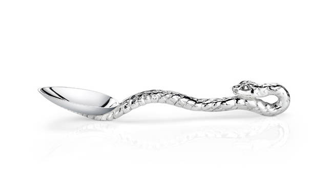 Asprey｜スネークが持ち主の顔を覗き込むようなユニークなデザインのスプーン。ハンドル部分はアスプレイの熟練職人によるワックスモデルからの成型。すべてアスプレイのワークショップでの手作業によるもの。「プロテクター コレクション シルバー スプーン」[スターリング シルバー] 7万7000円／アスプレイ ジャパン