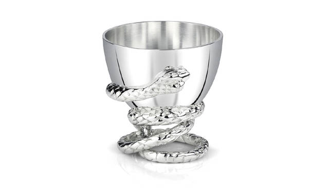 Asprey｜エッグカップのベースにはスネークがあしらわれ、まるで卵を大切に守るように周りを囲っているかのよう。仕上げはハンドポリッシュ。「プロテクター コレクション シルバー エッグ カップ」[スターリング シルバー] 12万円／アスプレイ ジャパン