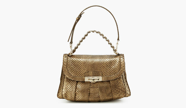 <b>BALLY</b>｜ゴールドパイソンのハンドバッグは、それひとつで着こなしに高級感を出してくれる。収納力があるのもうれしい。バッグ [W30×H20×D9cm] 27万4050円（バリー／バリー・ジャパン）
