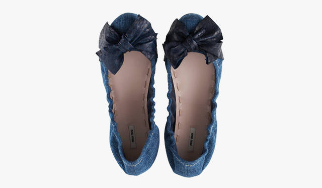 <b>MIUMIU</b>｜デニム地のフラットシューズのフロントにはプレシャススキンでリボンがつけられて。フラットシューズ5万5650円（ミュウミュウ／プラダ ジャパン）