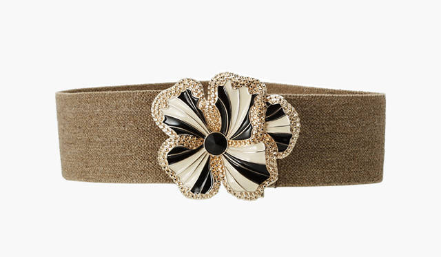 <b>STELLA McCARTNEY</b>｜シックな色合いのフラワーバックルをポイントに。フラワーベルト4万4100円（ステラ マッカートニー／ユニット＆ゲスト）