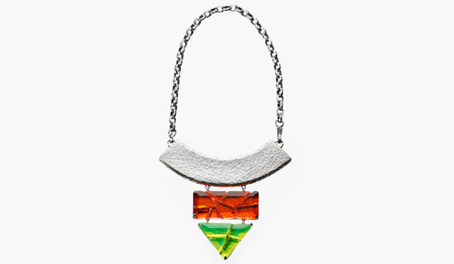 <b>Bottega Veneta</b>｜プリミティブなデザインを色づかいでモダンに昇華。ネックレス24万9900円（ボッテガ・ヴェネタ／ボッテガ・ヴェネタ ジャパン）