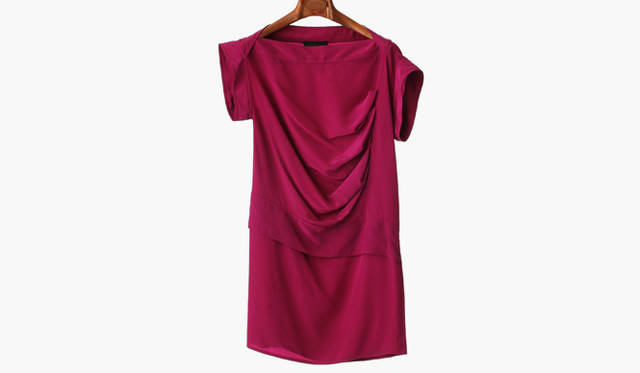 <b>DEREK LAM</b>｜アシメトリーなデザインがモダンな印象。キャプスリーブドレス 11万2350円（デレク ラム／ブランドニュース）