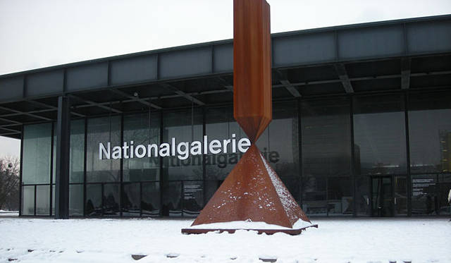 島田 明│ナショナルギャラリーはあいにく閉館。でも、アイスバーン状になった雪と近代建築とアート作品が超クールです。