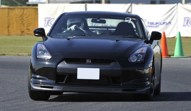 　最終コーナー手前のタイトコーナーへのアプローチ。初期型基準車よりアンダーステアは軽微。
