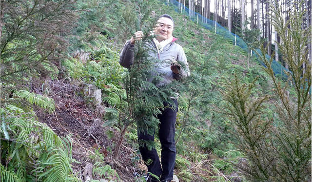 <b>伊勢丹｜2009年 Merry Green Christmas クリスマス チャリティ キャンペーン</b><br>2010年1月、速水さんと1メートル以上に育ったヒノキの苗木（写真＝グリーンサンタ基金）