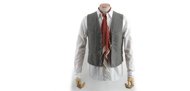 <strong>Paul Smith COLLECTION│ポール・スミス コレクション</strong><br />ベスト2万3100円、シャツ2万3100円、スカーフ1万3650円