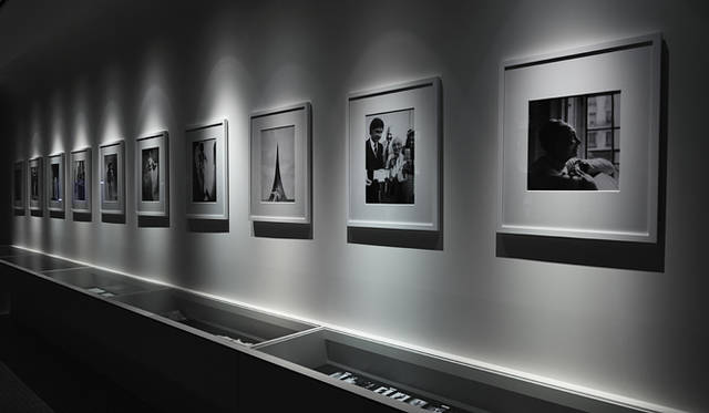<br />ショールームには、デザイン画や著名人たちからの手紙、写真なども飾られている。