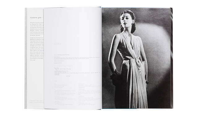 <br />「Grecian」イヴニング・ドレス。ギリシャ遺跡の彫刻のような、流麗なフォルム。1940年、『ハーパース・バザー』誌に掲載されたもの。©『sphinx of fashion』yale university press new haven and london
