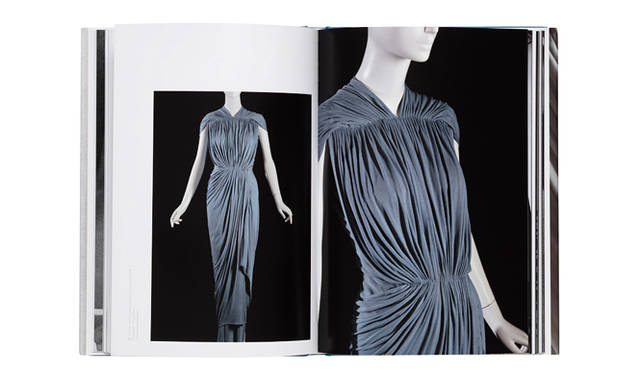 <br />「Grecian」イヴニング・ドレス。シルクジャージ素材。（1938年）©『sphinx of fashion』yale university press new haven and london