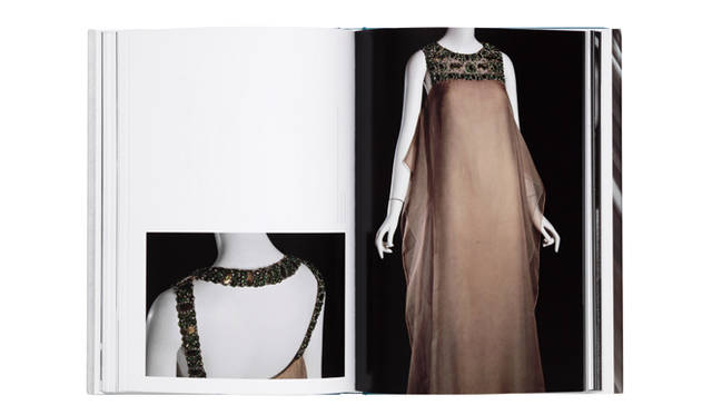 <br />カフェオレ色のシフォンがシックなイヴニング・ドレス。（1965年）©『sphinx of fashion』yale university press new haven and london