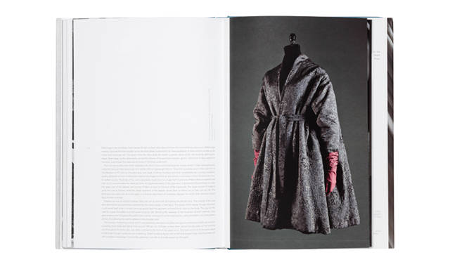 <br />グレーのブロケードで華やかなコート。（1950年）©『sphinx of fashion』yale university press new haven and London