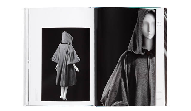 <br />大きく膨らんだスリーブにパーカ付き。ファンタジーを感じさせるコート。（1947年）©『sphinx of fashion』yale university press new haven and London