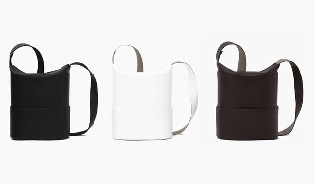 熊谷彰博｜ALEKOLE｜「OLYMPUS CAMERA BAG / CBG-2」<br><br>ファスナーを開ければ、すぐにカメラを取り出せるため、速写対応の構造ともいえる。内部には複数のポケットを装備。各種メディアやレンズキャップ、携帯電話などが収納可能となっている。