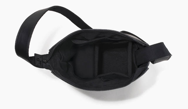 熊谷彰博｜ALEKOLE｜「OLYMPUS CAMERA BAG / CBG-2」<br><br>ファスナーを開ければ、すぐにカメラを取り出せるため、速写対応の構造ともいえる。内部には複数のポケットを装備。各種メディアやレンズキャップ、携帯電話などが収納可能となっている。