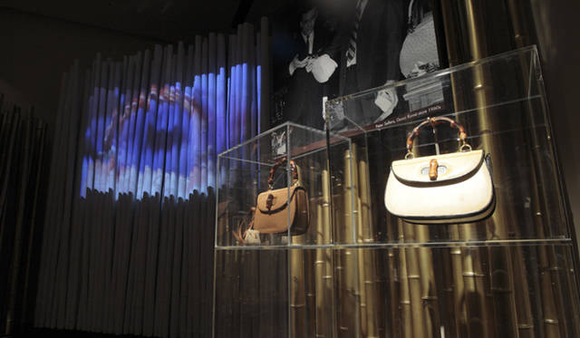 <b>GUCCI｜グッチ</b>　「THE BAMBOO」展 会場内観　バンブーのスクリーンに映像が映し出される