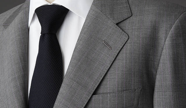 <strong>GRÈS POUR HOMME｜グレ・プール・オム</strong><br />ロロ・ピアーナの生地は、最高級の肌触りと品の良さを与えてくれる。パープルのピンストライプも、ここまでシックに上品に。手縫い風ステッチも粋。スーツ 16万6950円（グレ・プール・オム／オンワード樫山お客様相談室）
