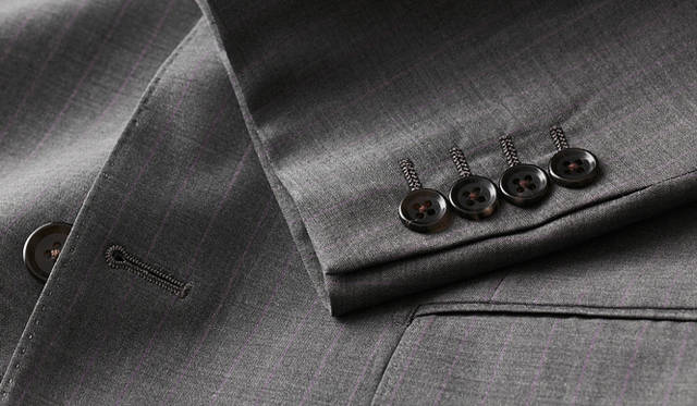 <strong>GRÈS POUR HOMME｜グレ・プール・オム</strong><br />ディテールも美しい。生地選択は、店内にディスプレイされているスーツに使われている生地約30種類と、パンチブック（生地サンプル）約30種類の計約60種類から選択可能。スーツ 16万6950円（グレ・プール・オム／オンワード樫山お客様相談室）