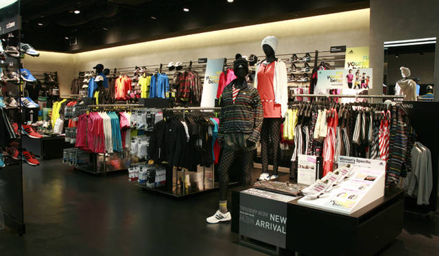 <b>adidas｜アディダス</b>　アディダス パフォーマンスセンター 原宿