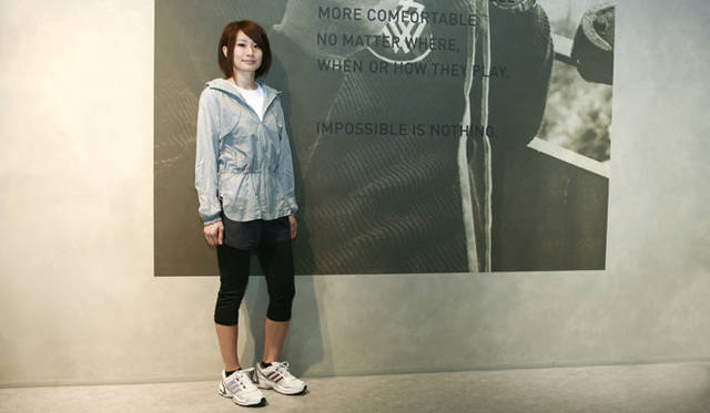 <b>adidas｜アディダス</b>　ポケッタブル ウィンドジャケット「adilibria RUN」1万3230円、ロングスリーブTシャツ「adilibria RUN UV」6615円、サテンショーツ「adilibria GYM」5775円、タイツ「adilibria GYM 3/4」6615円、ランニングシューズ「adi SN Sequence 2 W」1万1550円