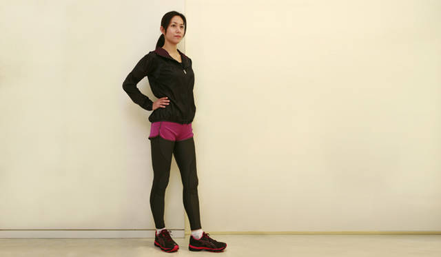 <b>asics</b> Light Cross Jacket (dark gray) ¥10,500, Shoulder Balance Sleeveless Shirt (black) ¥6,300, Running Shorts (pansy) ¥4,830, Running Long Tights CF (dark gray) ¥11,550, Lady GEL-SOARER GR (black) ¥12,600