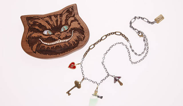 伊勢丹新宿店本館1階 ザ・ステージ｜Q-pot. in Wonderland｜Grining Cheshire cat ’s Collection Box　5万2500円　© Disney