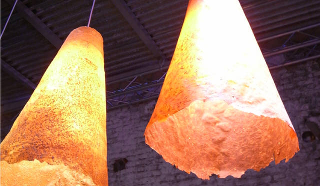 ミラノサローネ2010｜<b>ORTOFABBRICA</b> トマトの繊維など野菜から作られるベジタブルペーパーのランプ