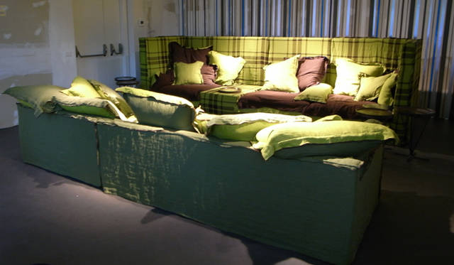 ミラノサローネ2010｜<b>LINTELOO</b> 部屋の一画を埋め尽くすハイバックシートのソファは圧巻