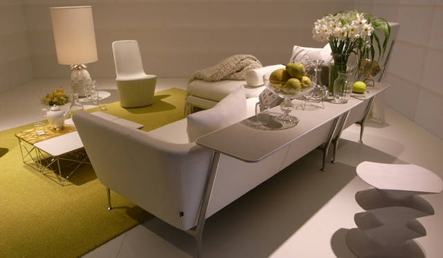 <b>ミラノサローネ2010｜vitra（ヴィトラ）</b>　背面に天板が付けられる、アントニオ・チッテリオの「Suita Sofa」