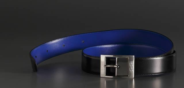<b>dunhill｜ダンヒル</b><br />ゴールネットモチーフをあしらったバックル。黒のスムースカウハイドとサムライブルーのレザーのリバーシブル仕様。ベルト 2万4150円（日本国内限定品）