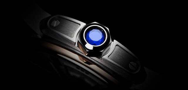 Calibre de Cartier｜カリブル ドゥ カルティエ 自動巻き、ピンクゴールド＆ステンレススティールケース×アリゲーターストラップ、直径42mm、シースルーバック、日常生活防水、 93万2400円（予価）
