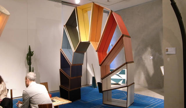<b>ミラノサローネ2010｜NILUFAR（ニルファー）</b>　市内のギャラリーに展示していたマルティノ・ガンパーの棚