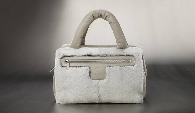 <b>CHANEL｜シャネル</b>　極めて柔らかなオリラグのファーが表面にあしらわれている。「COCO COCOON（ココ コクーン）」[オリラグ×ラムスキン]　76万6500円（シャネル） ©CHANEL