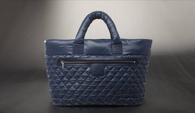 <b>CHANEL｜シャネル</b>　軽いナイロンで作られたバッグは、たくさん物を持ち歩くときに嬉しい。なかにはなんと、取り外し可能なメッセンジャーバッグが入っている。「COCO COCOON（ココ コクーン）」[ナイロン]　30万4500円（シャネル） ©CHANEL