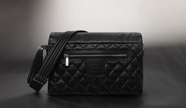 <b>CHANEL｜シャネル</b>　ストラップまでキルティングで、モードな表情のメッセンジャー。「COCO COCOON（ココ コクーン）」[カーフスキン]　33万9150円（シャネル） ©CHANEL