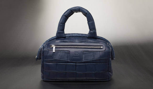 <b>CHANEL｜シャネル</b>　最高のレザー職人だけが、この希少で高価なアリゲーターの素材を使ったバッグに仕上げをほどこすことができる。「COCO COCOON（ココ コクーン）」[アリゲーター]　参考商品　（シャネル） ©CHANEL