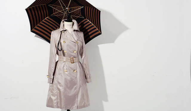 <b>UNITED ARROWS｜ユナイテッドアローズ</b>　トレンチコート1万5750円（ユナイテッドアローズ）、傘1万1550円（ユナイテッドアローズ）