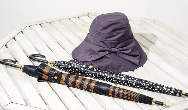 <b>UNITED ARROWS｜ユナイテッドアローズ</b>　レインハット2万4150円（アシーナ ニューヨーク）、傘1万1550円（ユナイテッドアローズ）、傘1万1550円（ユナイテッドアローズ）