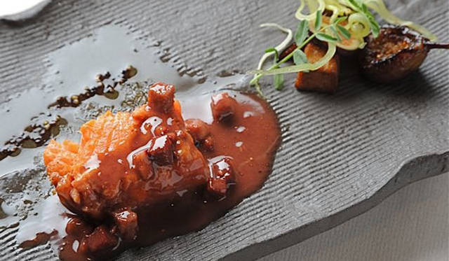 <b>きき酒師チズコ｜日本酒ソムリエ</b>　Clay-Baked Salmon with Black Mission Figs, Dark Soy Sauce Sudarefu, Roasted Eggplant, Tofu, Togarashi Pepper