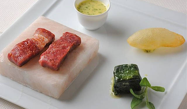 <b>きき酒師チズコ｜日本酒ソムリエ</b>　Wagyu Beef ‘Ishi-yaki’ on Himalayan Rock Salt Pommes Souffles, Sake-Bearnaise, Spinach Subric