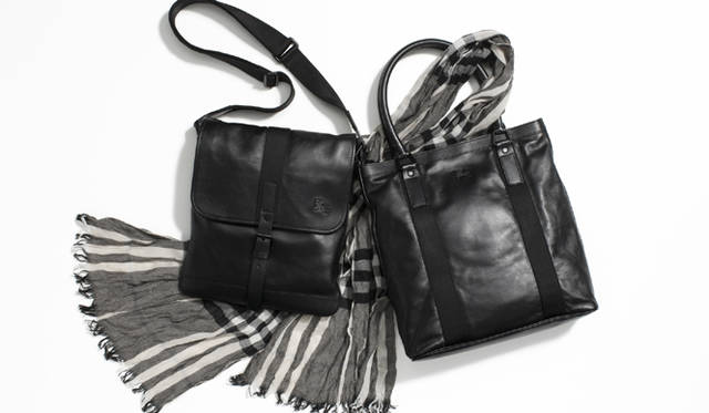 <b>BURBERRY｜バーバリー</b>　バッグ（左） 9万4500円、バッグ（右） 11万250円、カシミア混ストール 3万6750円（すべてバーバリー／バーバリー・インターナショナル）