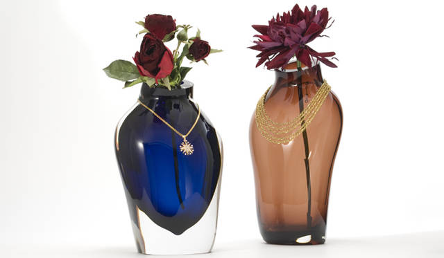 根本崇史｜Adornare/Accessories Stand Experience All Four Seasons 2009/Prototype(Self Production)<br>Adornareは花とネックレスを飾り、空間が化学反応する器。 花瓶とネックレススタンドはともに人体に似た構造をもち、 花とネックレスを引き立てる触媒として機能する。制作協力：富山ガラス工房
