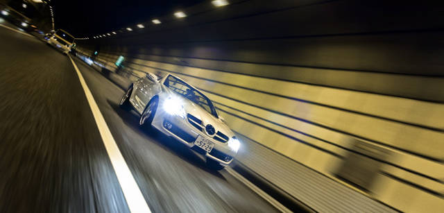 <b>Mercedes-Benz｜メルセデス・ベンツ SLK</b>　日本におけるSLKのラインナップは多岐にわたり、スーパーチャージャー装着の1.8リッター、3.5リッターV6、そしてパワフルな5.5リッターV8とバリエーションが揃う。軽快なSLK200コンプレッサーから、パワフルなSLK55AMGまで、おなじSLKであってもエンジンによってクルマの性格も異なる。