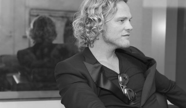 <b>EMILIO PUCCI｜エミリオ・プッチ</b><br />クリエイティブ・ディレクター、ピーター・デュンダス氏。「もともと70年代という時代がすごく好きんなんだ。70年代のテーラリング、フリンジづかいやショールを巻いて遊ぶようなスタイリング……70年代のナイトクラブを思わせる退廃的なイメージが、インスピレーション源になっているんだ」