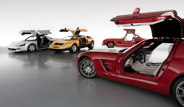 <b>Mercedes-Benz SLS AMG｜メルセデス・ベンツ SLS AMG</b>　 左奥からC112、C 111、300 SL (W 198)、手前SLS AMG