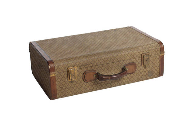 <b>GUCCI｜グッチ</b>　麻の上にダイヤモンドパターンがほどこされた、1940年代の「ディアマンテ」のスーツケース。©GUCCI